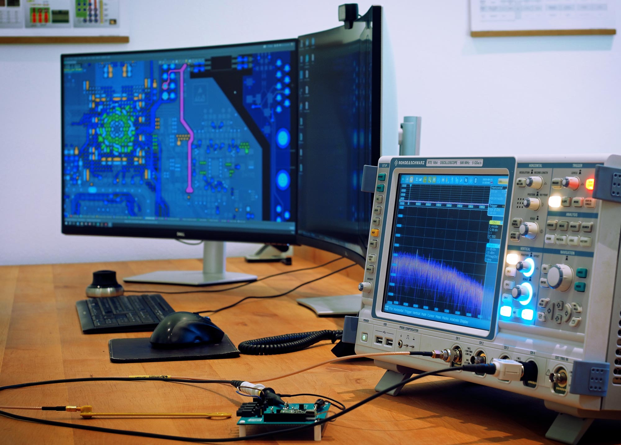 Elektronik Hardware Entwicklung Arbeitsplatz mit Oszilloskop