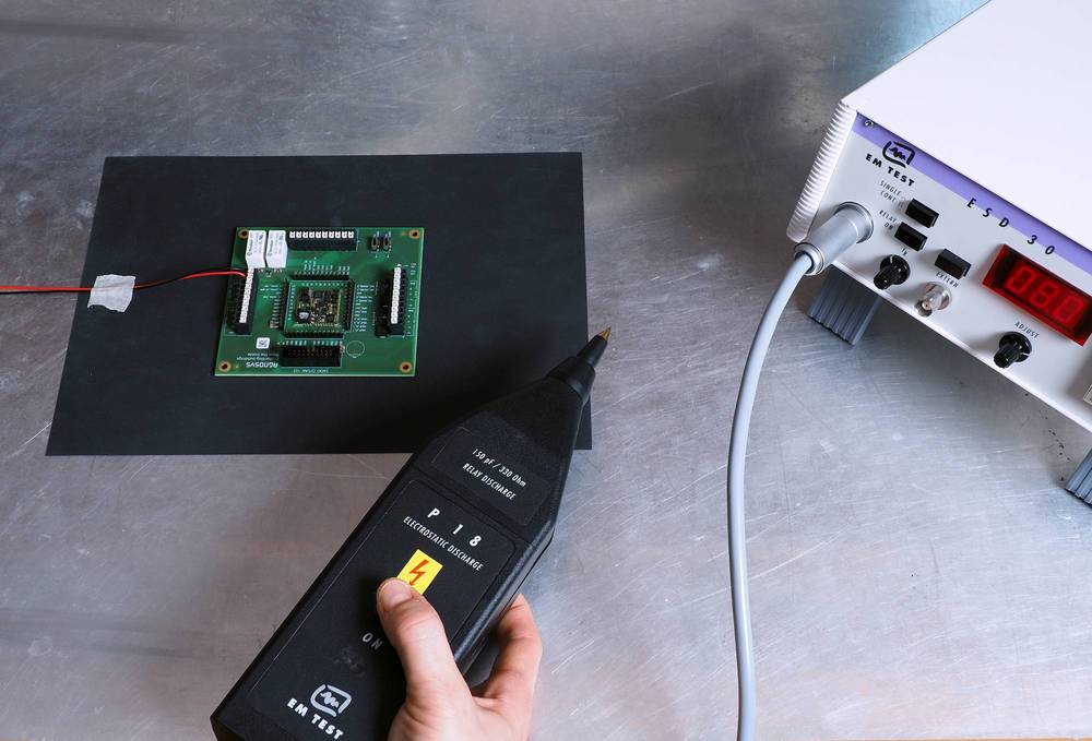 ESD precompliance Messung mit EM Test ESD30 und P18 an einer Leiterplatte