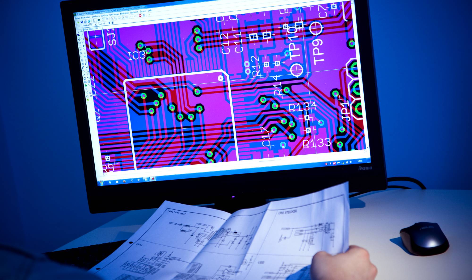 Computer mit Leiterplatten Layout und Schaltplan