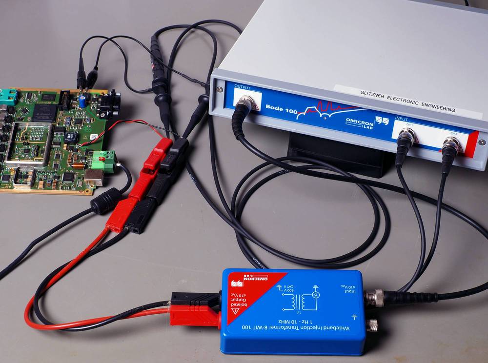 An einer Leiterplatte wird die Stabilität eines Schaltreglers mit Omicron Bode 100 und Isolation Transformer gemessen