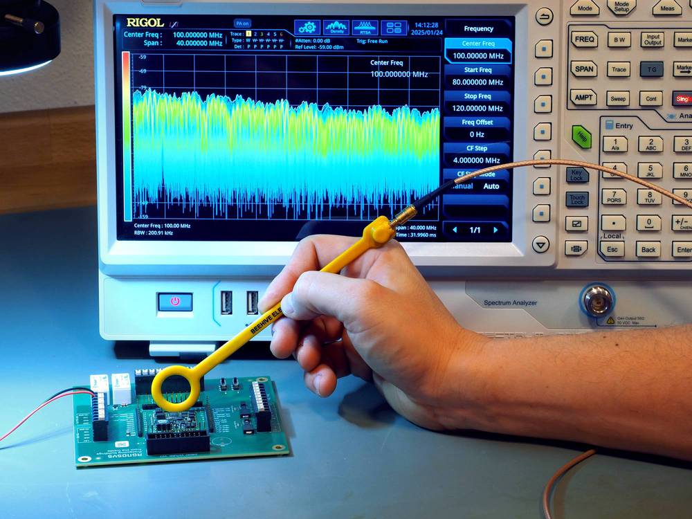 Elektroniker misst mit Nahfeldsonde und Real Time Spektrum Analyzer das Nahfeld