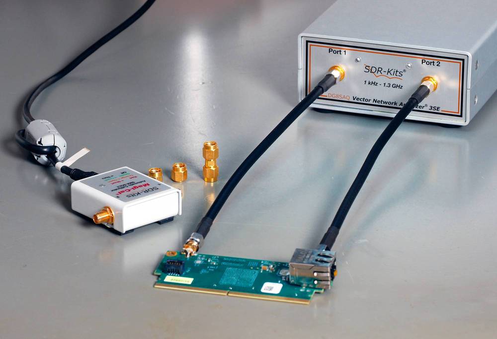 An einer Leiterplatte wird das Decoupling mit einem Vektor Netzwerk Analyzer gemessen