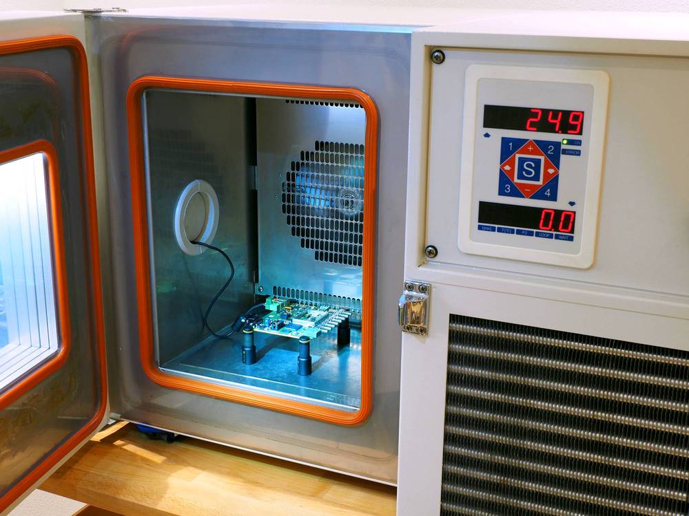 Leiterplatte im Temperaturprüfschrank Vötsch VT4004